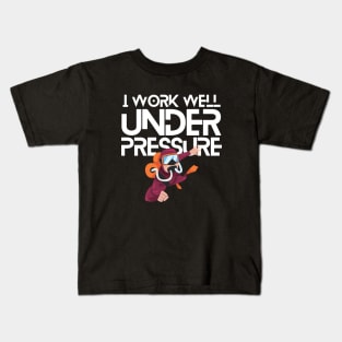 "I work well under pressure" fun diving Kids T-Shirt